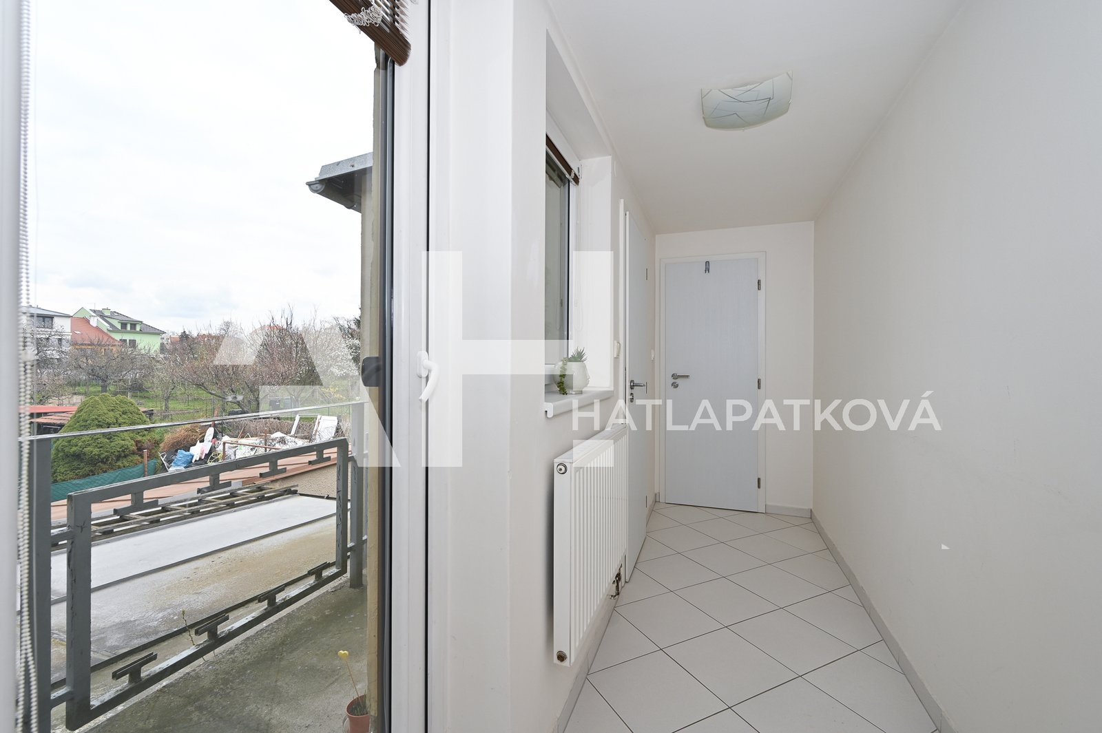 chodba z obýváku ke koupelně a WC