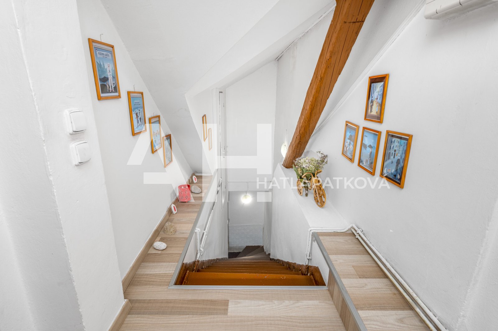 byt 1+1 - schodiště