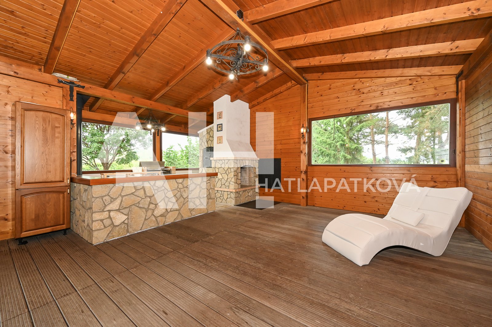 letní kuchyně s posezením