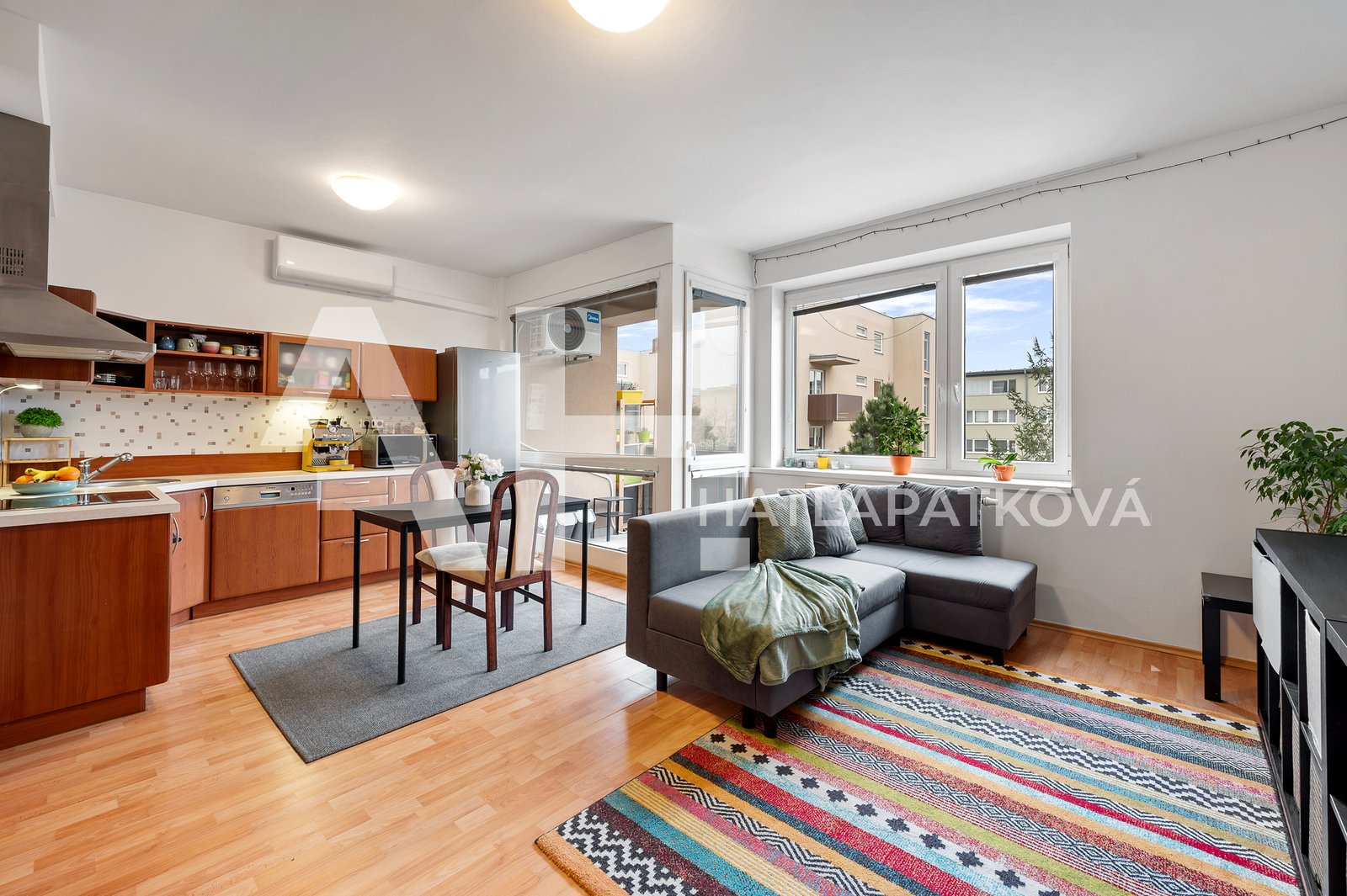 obývák s kuchynským koutem